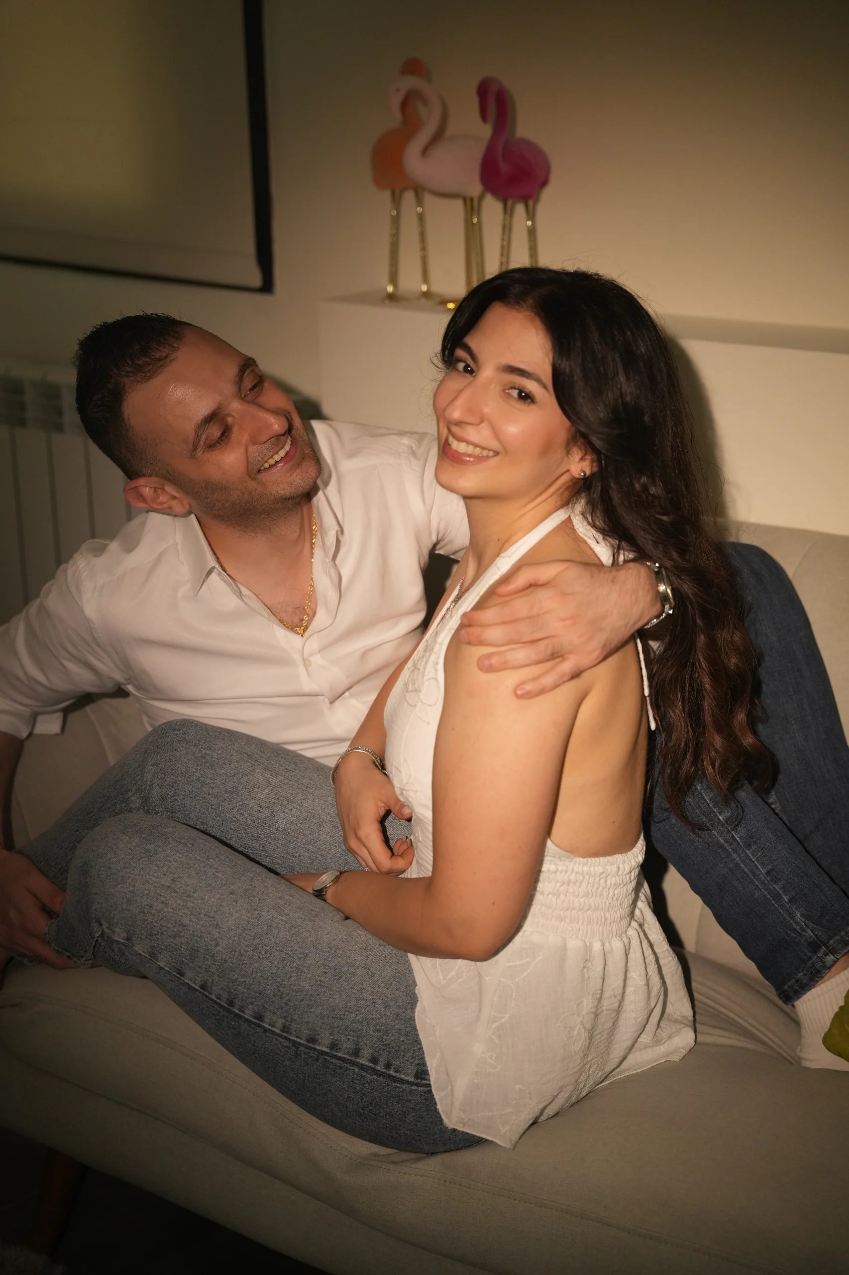 Léa and Elie sitting together on the sofa